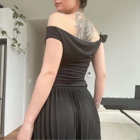 Cutesie Black Off-Shoulder Top - Picture 6 of 7